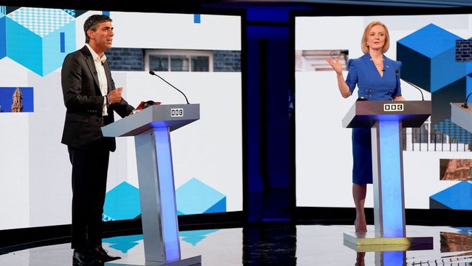 Kandidáti na britského premiéra Liz Trussová a Rishi Sunak se zrovna přeli o daních, když moderátorka zkolabovala.