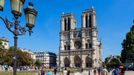 Turisté před katedrálou Notre-Dame v Paříži na Île de la Cité, zachyceni během slunečného dne v roce 2016.