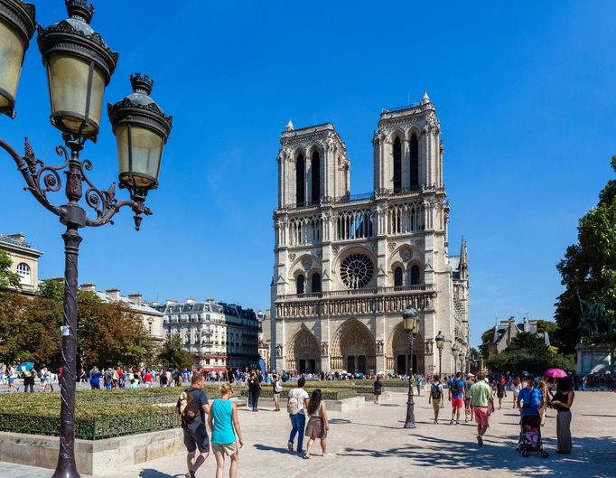 Turisté před katedrálou Notre-Dame v Paříži na Île de la Cité, zachyceni během slunečného dne v roce 2016.