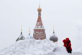 Jen v sobotu tu přibylo podle britské stanice BBC 40 centimetrů sněhu. Tolik bílé nadílky během jednoho dne napadlo v Moskvě naposledy v roce 1957.