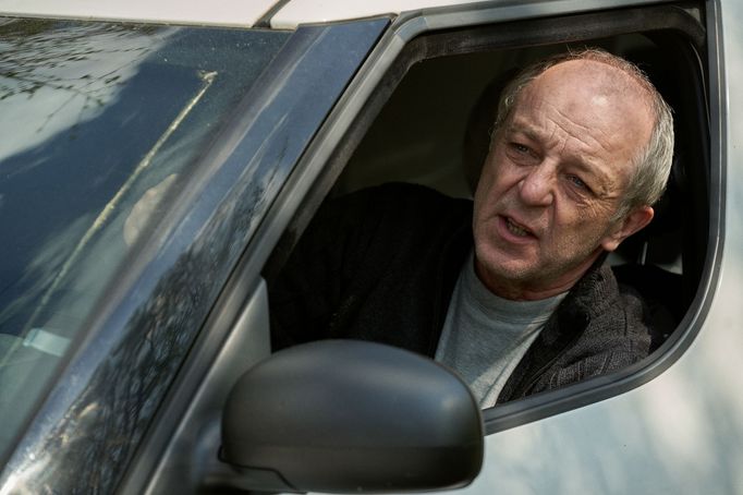 Luboš Veselý jako zahradníkův soused.