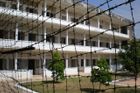 S-21 alias Tuol Sleng. Zde vyslýchali Rudí Khmérové pod vedením Kaing Guek Eava přezdívaného Duch na 17 tisíc lidí, až na několik málo byli všichni umučeni či popraveni