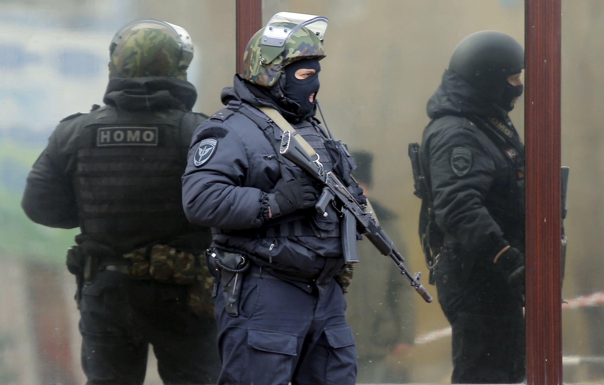 Příslušníci ruských bezpečnostních složek hlídají u soudu v ruském Doněcku.