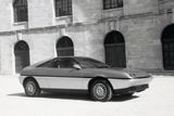 V roce 1981 ukázalo Audi koncepční kupé Quartz s designem od Pininfariny, který zahrnoval čtveřici kulatých světel vpředu a naopak hranaté reflektory vzadu. Vůz vznikl jako dárek vydavatelům švýcarského magazínu Automobil Revue k 75. výročí od prvního vydání. Zajímavé je, že podobná je konceptu pozdější sériová Alfa Romeo GTV rovněž z pera studia Pininfarina.