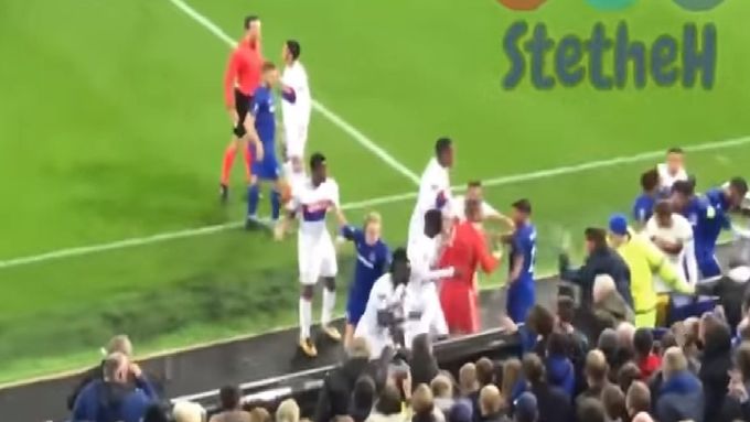 Fanoušek Evertonu se pokusil udeřit gólmana Lyonu