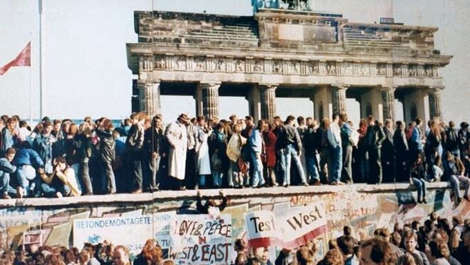 Pád Berlínské zdi v roce 1989.