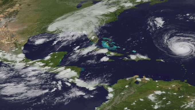 Satelitní snímek NASA zachycuje tropickou bouři Lee a hurikán Katie (vpravo)
