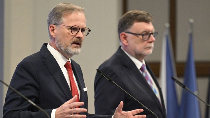 Důchody či posílení obrany. Experti řekli, co si Česko koupilo za rekordní zadlužení