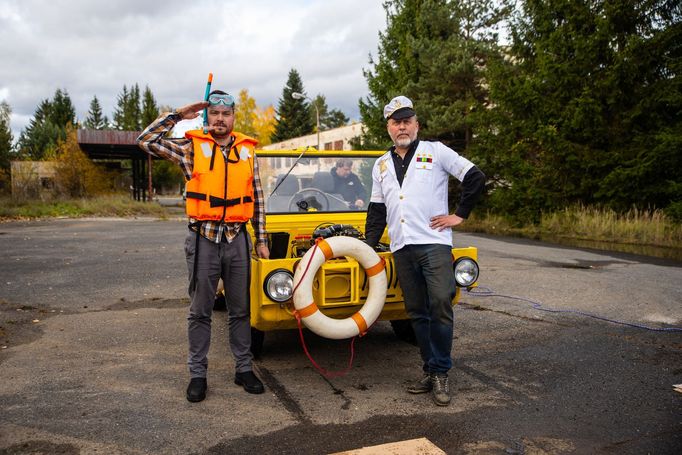 Cestovatel Dan Přibáň vyráží na další cestu po světě. I tentokrát se rozhodl, že si cestu neulehčí, po žlutém trabantu zasedl za volant žluté žáby, Luazu 967.