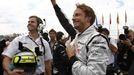 Nový mistr světa Jenson Button zdraví diváky v Brazílii