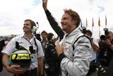 Nový mistr světa Jenson Button zdraví diváky v Brazílii