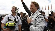 Nový mistr světa Jenson Button zdraví diváky v Brazílii