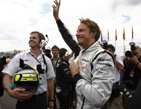 Nový mistr světa Jenson Button zdraví diváky v Brazílii