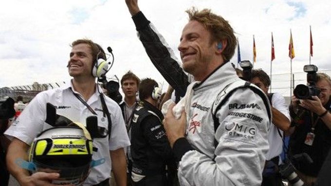 Nový mistr světa Jenson Button zdraví diváky v Brazílii
