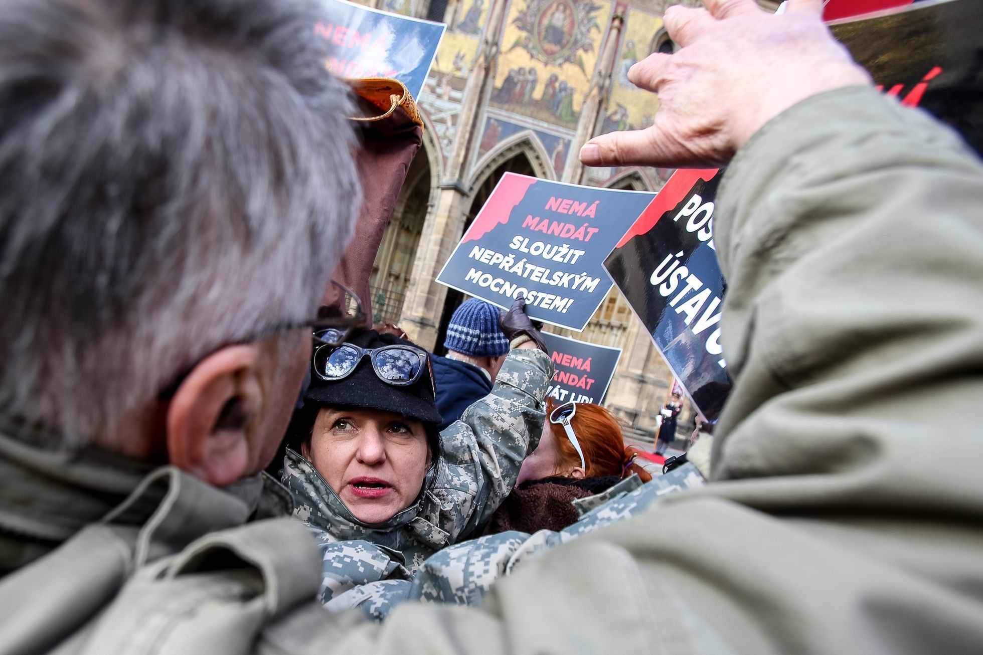 Inaugurace prezidenta Miloše Zemana - dění před Hradem, protesty i oslavy