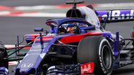 ... Toro Rosso - jež přešlo od Renaultu k motorům Honda - zase na modrou. Ovšem jeho pilot Pierre Gasly si stěžoval na to, že se do auta špatně dostává a že už první den testů si natrhl kombinézu.