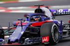 ... Toro Rosso - jež přešlo od Renaultu k motorům Honda - zase na modrou. Ovšem jeho pilot Pierre Gasly si stěžoval na to, že se do auta špatně dostává a že už první den testů si natrhl kombinézu.