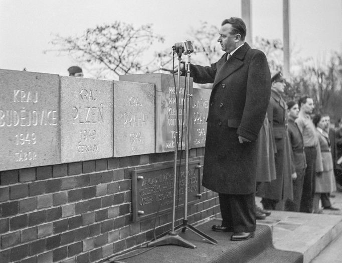 Archivní fotografie z éry 50. a 60. let 20. století, kdy na Letné v Praze vznikl a později zanikl nechvalně proslulý Stalinův památník.