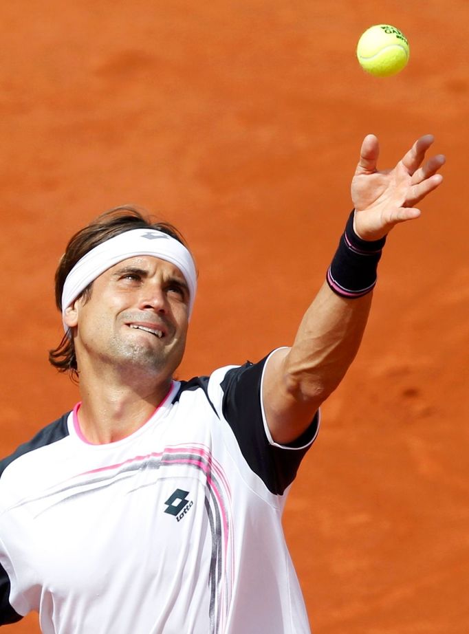 Španělský tenista David Ferrer podává v duelu s Francouzem Benoit Pairem během 2. kola French Open 2012.