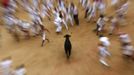 Runners are chased by a wild cow during festivities in the bullring following the fifth running of the bulls in Pamplona July 11, 2012. Several runners suffered light injuries in a run that lasted three minutes and twelve seconds, according to local media. REUTERS/Joseba Etxaburu (SPAIN - Tags: ANIMALS SOCIETY) Published: Čec. 11, 2012, 10:21 dop.