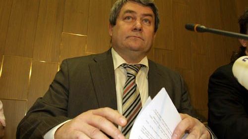 Předseda KSČM Vojtěch Filip na tiskové konferenci strany 5. ledna 2006 v parlamentu ČR.