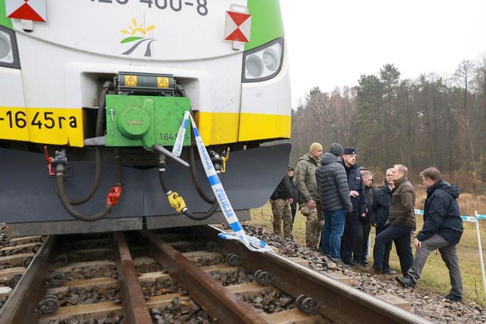 Polský premiér Donald Tusk (druhý zprava) navštívil železniční trat  poškozenou sabotáží u obce Mika poblíž Dęblinu, Polsko, pondělí 17. listopadu 2025.