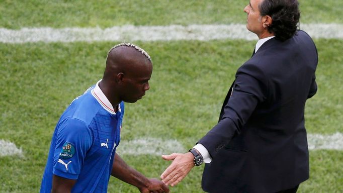 Mario Balotelli odchází ze hřiště a zdraví se s trenérem Cesare Prandellim během utkání základní skupiny mezi Španělskem a Itálií na Euru 2012.