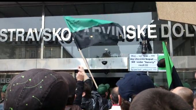 Demonstrace horníků před někdejším sídlem OKD v Ostravě.