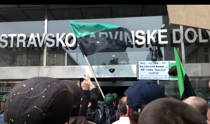 Demonstrace horníků před někdejším sídlem OKD v Ostravě.