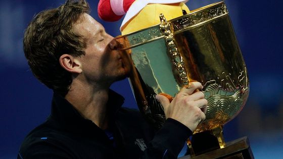 OBRAZEM Berdych zvedl v Pekingu po dvou a půl letech vítěznou trofej