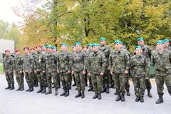 Češi nejvíc věří armádě a policii, roste důvěryhodnost odborů. Církvi věří jen pětina