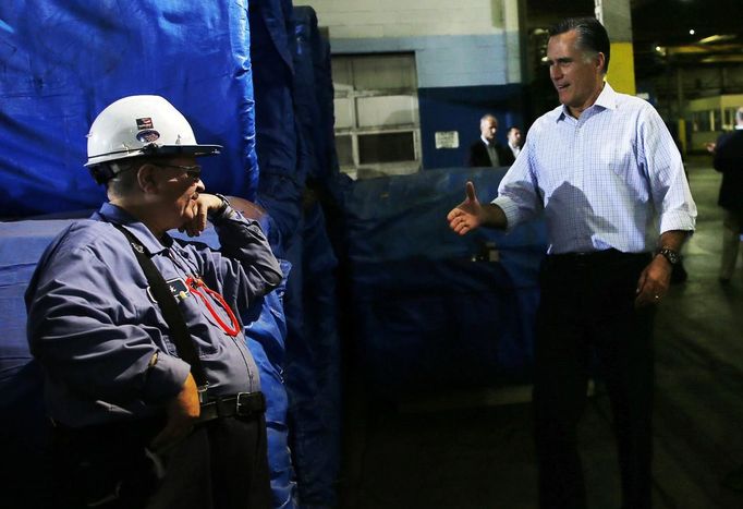 Republican presidential candidate and former Massachusetts Governor Mitt Romney greets workers during a campaign stop at American Spring Wire in Bedford Heights, Ohio September 26, 2012. REUTERS/Brian Snyder (UNITED STATES - Tags: POLITICS ELECTIONS USA PRESIDENTIAL ELECTION BUSINESS) Published: Zář. 26, 2012, 6:53 odp.