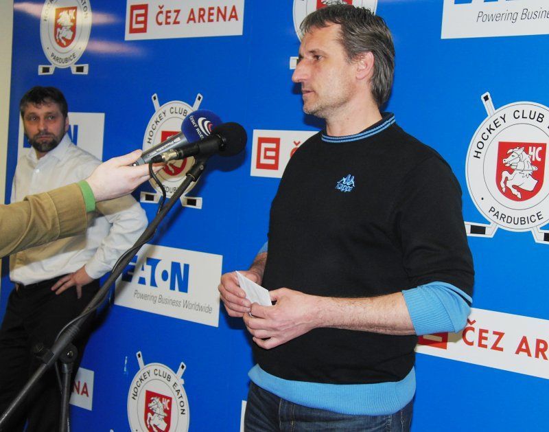 Vítkovický trenér Mojmír Trličík opouštěl tiskovou konferenci a loučil se: "Tak nashledanou..." Za prvním rohem dodal: "...doufám, že až v září!"