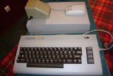 Počítač Commodore 64 z roku 1985