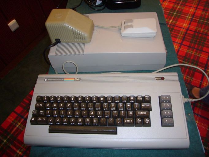 Počítač Commodore 64 z roku 1985