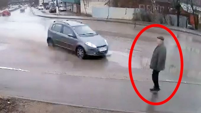 Velké leknutí musel zažít chodec v ruském městě Alexandrov. Auto, které ho těsně minulo, skončilo pověšené na plotě.
