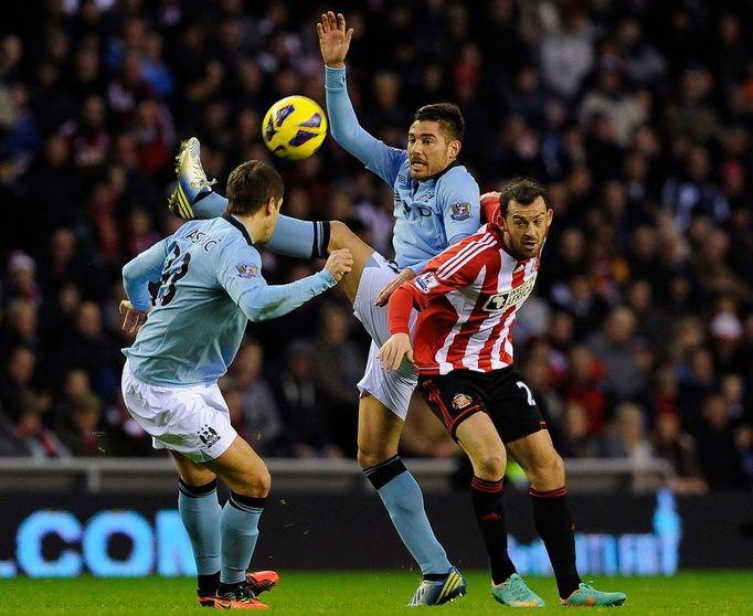 Matija Nastasic (vlevo) a Javier Garcia z Manchesteru City si "podali" útočníka Sunderlandu Stevena Fletchera.