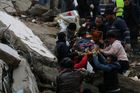 Zemětřesení v Turecku a Sýrii zničilo celé čtvrti. Počet mrtvých přesáhl tisícovku