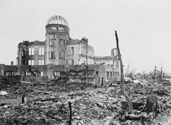 Hirošimský prefekturní palác pro podporu průmyslu byl nejbližší stavbou, která explozi vydržela. Dnes je z něj památník míru. Stavbu navrhl český architekt Jan Letzel.