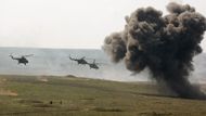 Vrtulníky útočí na cíle v rámci cvičení čínské a ruské armády na Urale