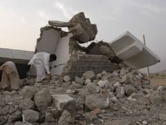 Dům, zničený při americkém náletu na pákistánské straně hranice.