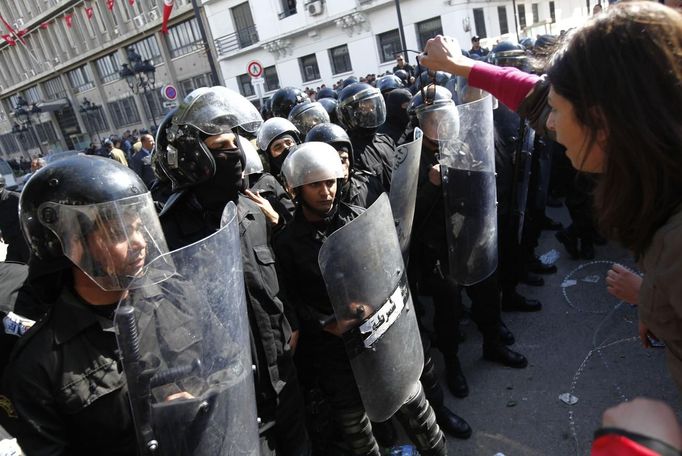 Tunisian protesters clash with riot police during a demonstration after the death of Tunisian opposition leader Chokri Belaid, outside the Interior ministry in Tunis February 6, 2013. Tunisia's secular opposition Popular Front said it was pulling out of the constituent assembly charged with writing a constitution after an opposition politician was killed on Wednesday. REUTERS/Anis Mili (TUNISIA - Tags: CIVIL UNREST POLITICS) Published: Úno. 6, 2013, 6:01 odp.