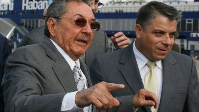 Tehdy byl Felipe Pérez Roque ještě ministrem, s Raúlem Castrem na havanském letišti, 21. ledna 2009