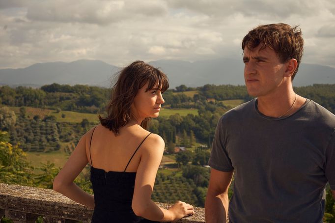 Daisy Edgar-Jonesová jako Marianne a Paul Mescal v roli Connella.