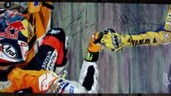 Nicky Hayden a Valentino Rossi si podávají ruku po posledním závodě sezony 2006, který rozhodl o Haydenově titulu v MotoGP. Olej na plátně od amerického umělce Alexe Wakefielda.