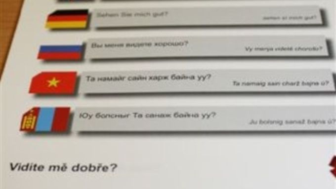 "Vidíte mě dobře?" ptá se karta v pěti jazycích