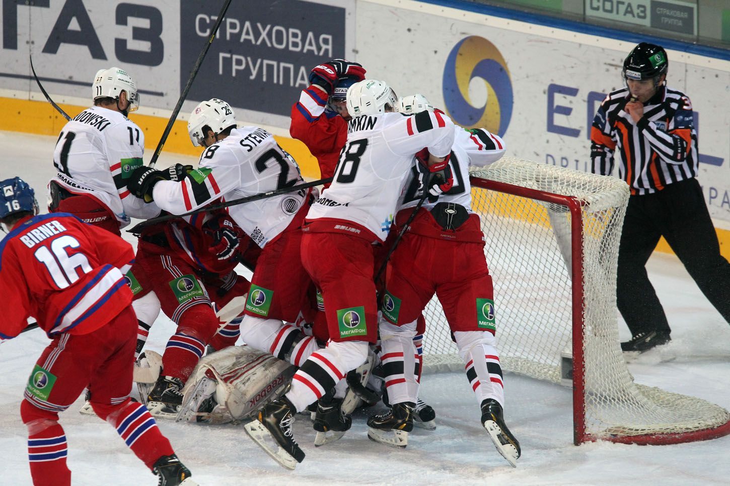KHL, Lev Praha - Jekatěrinburg: souboj v brankovišti