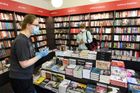 Češi čtou. Knihkupci propad prodejů nepociťují, jarní ztráty ale nedoženou ani Vánoce