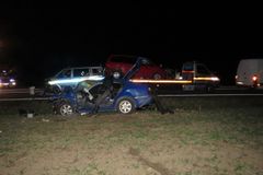Řidič na Znojemsku narazil do stojícího policejního auta, zranilo se pět lidí