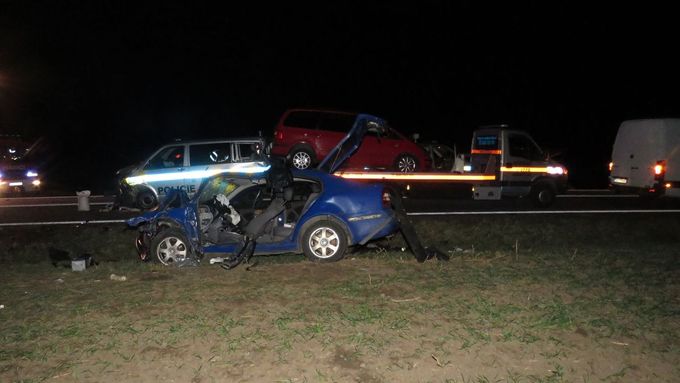 Osobní auto u obce Trnové Pole na Znojemsku čelně narazilo v noci na středu do stojícího vozidla policistů.
